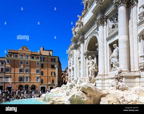 Skulpturen Von Fontana Di Trevi Stockfotos Und Bilder Kaufen Alamy