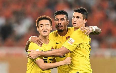 Elkeson E Paulinho Marcam Guangzhou Evergrande Vence E Segue Na