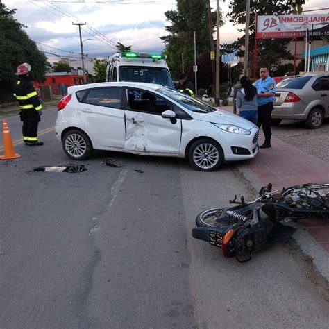 Dos Heridos Tras Un Choque Entre Un Auto Y Una Moto En San Antonio El