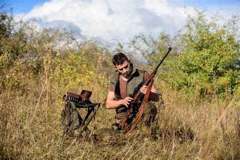 Hombre Con Equipo De Caza De Rifles Fondo De La Naturaleza Recarga El