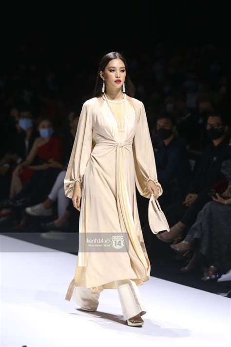 HOT Hương Giang tái xuất sau scandal bằng màn catwalk thần thái cùng Tiểu Vy làm vedette cho