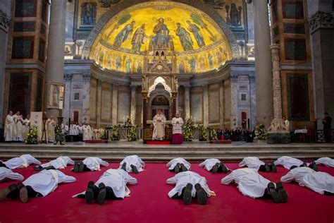 Me Postr En Mi Nada Y Me Levant Sacerdote Para Siempre Nuevos