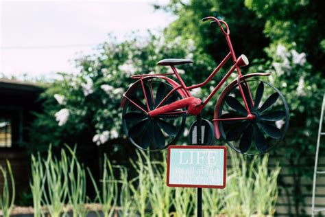 4 Ways Personalized Metal Signs Can Benefit Your Garden