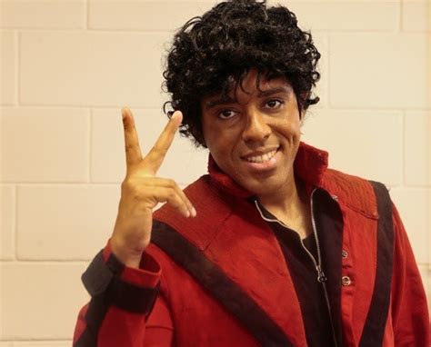 MC Koringa vence a timidez e imita o ídolo Michael Jackson