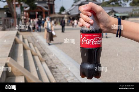 Hand Holding Coca Cola Bottle Hi Res Stock Photography And Images Alamy