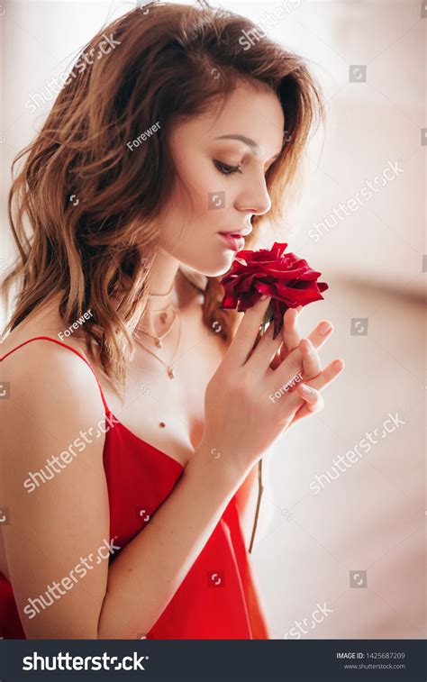 Portrait Beautiful Brunette Girl Makeup Fashion Stock Photo 1425687209 Shutterstock