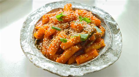 15 Minute Easy Vegan Tteokbokki Spicy Korean Rice Cakes The Korean Vegan