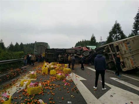 柳州北高速公路兩貨車翻車 貨物灑滿一地 每日頭條