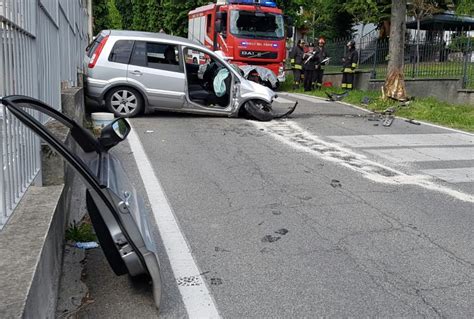 Incidente A Imbersago Auto Finisce Contro Un Albero