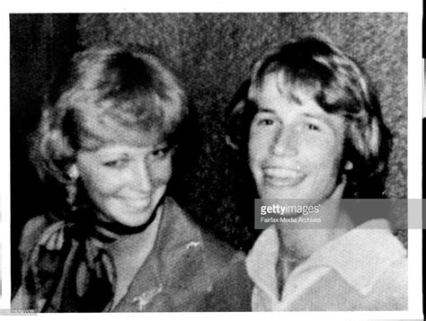 Nachrichtenfoto : Andy Gibb and his wife Kim. September 28, 1977. . | Andy gibb, Promis, Fotos