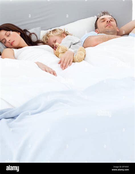 Cute little boy sleeping with his parents Stock Photo - Alamy