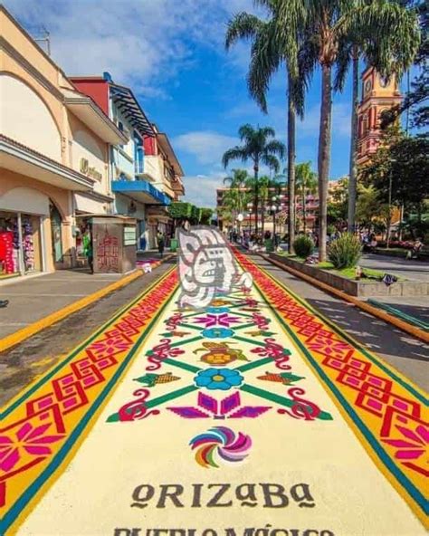 Artesanos engalanan calles de Orizaba con tapetes de aserrín en honor