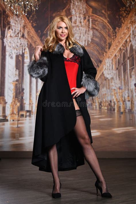 Façonnez La Dame Séduisante De Cheveux Blonds Dans Un Manteau De Fourrure élégant Une Lingerie