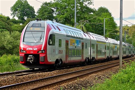 Mit einer kleinen Verspätung fahren Triebzüge Z 2301 und Z 2317