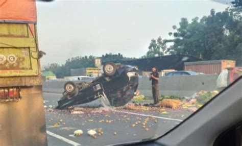 Gegara Pecah Ban Mobil Pikap Muatan Sayur Terbalik Di KM 23 Tol