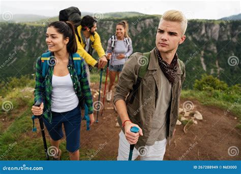 Grupo De Felices Amigos Excursionistas Que Caminan Como Parte De Un