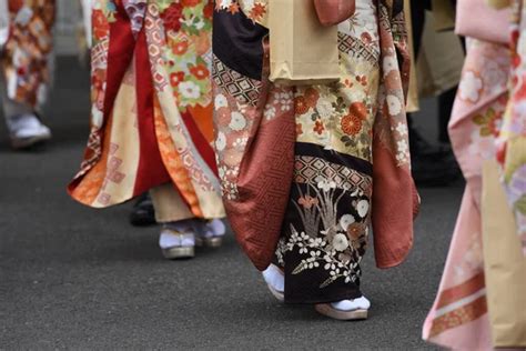 J Venes Japonesas Vestidas Con Kimono Tradicional Para La Celebraci N