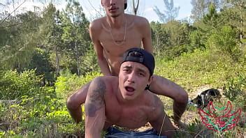 Le lavé la cara a mi amigo con leche después de follarle el culo en el bosque XVIDEOS