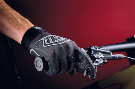 mountain bike gloves reviewed  rated  experts mbr
