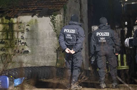 Proteste In L Tzerath Zwei Aktivisten Harren Weiter In Tunnel Aus