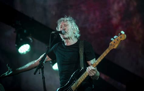 Watch Roger Waters Play Pink Floyd S Two Suns In The Sunset From