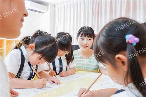 幼稚園で勉強をする子どもたち Maroke Stock｜写真素材をフォトグラファーから直接購入できるストックフォトサイト