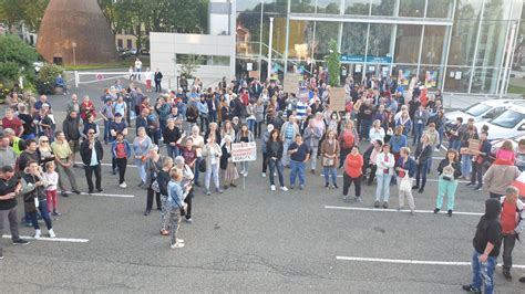 Sarreguemines Personnes Manifestent Contre Le Pass Sanitaire