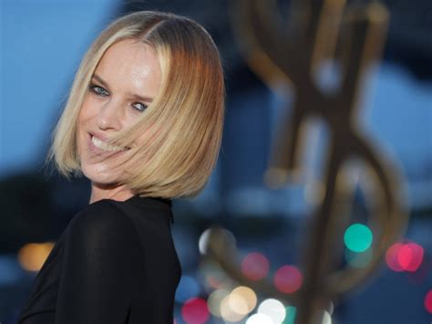 Eva Herzigova Napoi Pe Podiumul De Mod La Aproape De Ani A