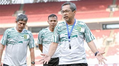 Aji Santoso Dirumorkan Bakal Latih Pss Marian Mihail Dikorbankan