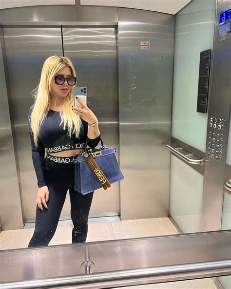 Desde la cama Wanda Nara lució un body de encaje y transparencias y