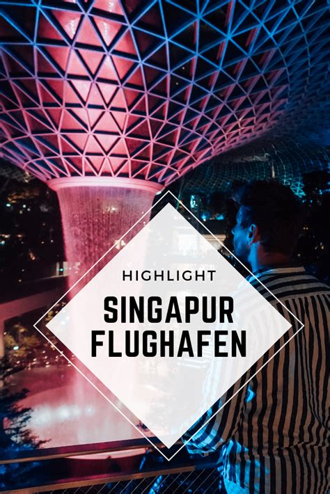 Der Singapur Flughafen Changi Ist Mit Pool Und Wasserfall Einer Der