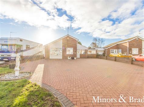 3 Bed Detached Bungalow For Sale In Lawnswood Drive Caister On Sea