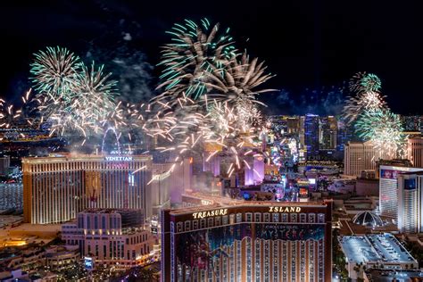 Las Vegas Strip revelers party as police patrol — PHOTOS | Las Vegas ...