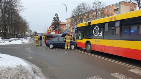 Zderzenie Trzech Pojazd W W Tym Autobusu Komunikacji Miejskiej