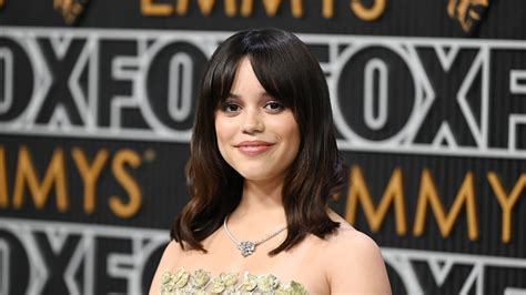 Jenna Ortega Wore An Elegant Wavy Lob To The Emmys Glamour