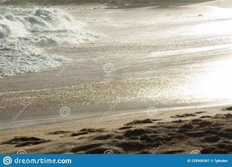 Ondas Do Mar De Praia Do Rio Vermelho Quebrando Nas Areias Claras