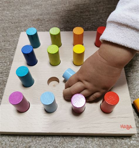 1歳、2歳向けペグさしのねらいとは？おすすめ5選と驚く驚く知育効果をご紹介！ | モンテッソーリの小部屋