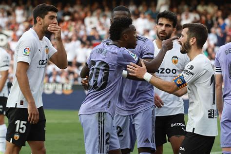 Meses após racismo contra Vinicius Junior capitão do Valencia defende