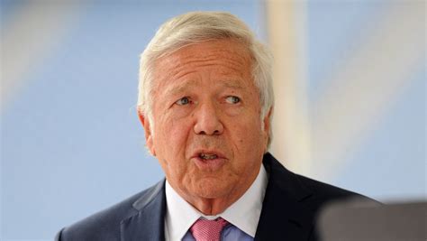 Robert Kraft hammers NFL after Tom Brady gives up on Deflategate suspension