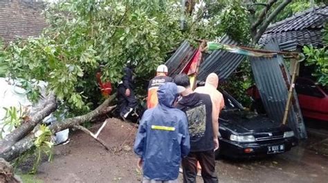 Angin Ribut Porak Porandakan Tasikmadu Karanganyar Sejumlah Rumah