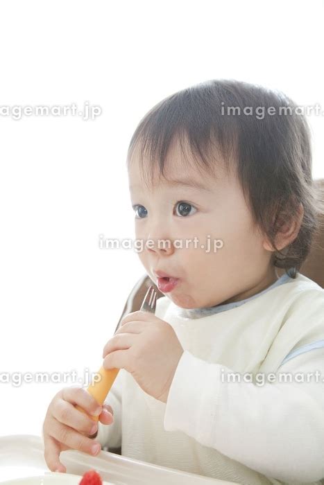 苺を食べる男の子の写真素材 23988319 イメージマート