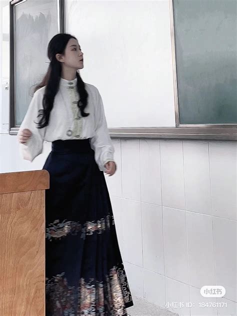 Cô giáo Mỹ thuật đang hot nhất TikTok Mặt đã xinh style đi dạy còn đỉnh hơn