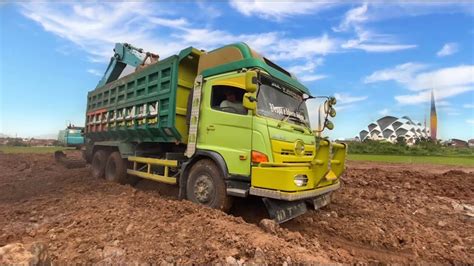 Dump Truk Hino Jomplang Muatan Tanah Merah Tanah Super Di Bantu