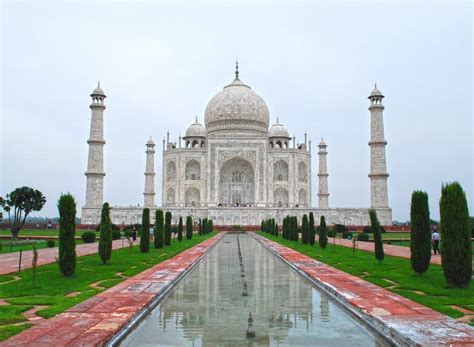 Reflection Of Taj Mahal In Fountain Water Agra India Stock Image