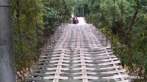 Terbuat Dari Bambu Jembatan Di Desa Kemoning Sampang Sering Rusak