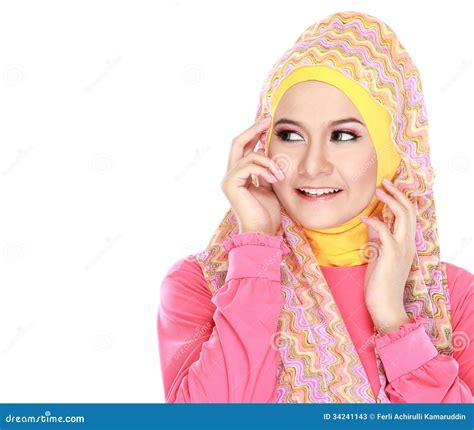 Retrato Del Hijab Que Lleva De La Mujer Hermosa Imagen De Archivo