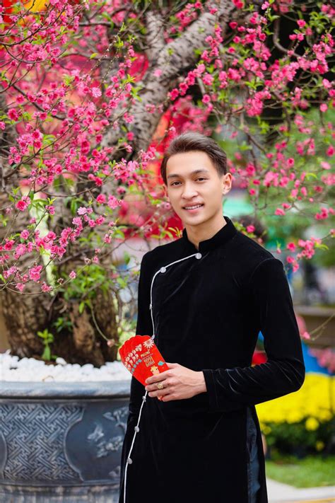 Hot boy điền kinh Trần Nhật Hoàng cuốn hút với áo dài dân tộc Tết Tân Sửu