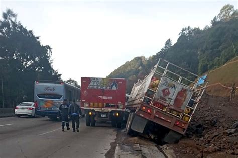 Conductor de camión que transportaba gas propano se accidenta en