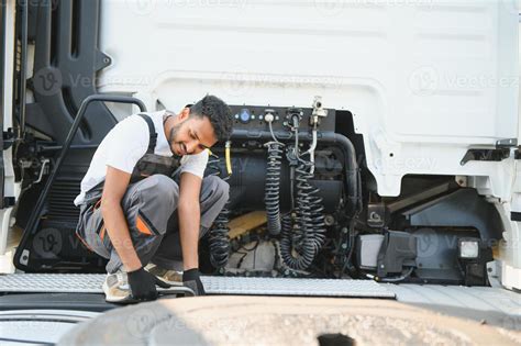 hombre en uniforme camión reparar coche mal funcionamiento 45668975