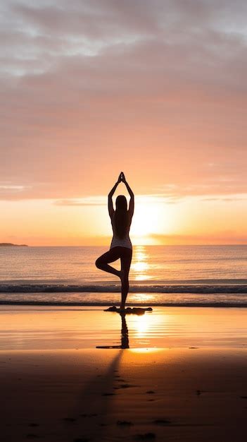 Pessoa praticando meditação yoga na natureza ao pôr do sol ou nascer do